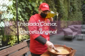 Master Caesar Salad Armando Villegas nos enseña como se prepara la ensalada Caesar original